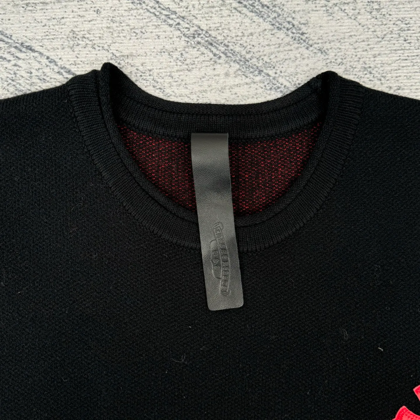 P550 Chrome Hearts 2025 wool patent leather sweater SIZE S/M/L (the only correct version on the market, patent lambskin, hand-stitched) The main body fabric is made of custom-woven and dyed cashmere blended yarn, 12-needle imported machine sesame base jacquard, which takes nearly 200 minutes. The chest cross leather is genuine patent leather sheepskin. The cross sheepskins are all hand-sewn. The labor cost is extremely high.